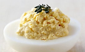 Huevos Endiablados con Crema Agria, Limón y Hierbas