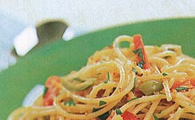 Espagueti con Anchoas, Aceitunas y Migas de Pan Tostadas