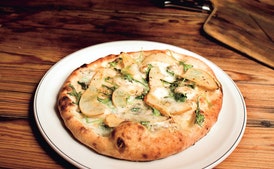 Pan plano especiado de pera con queso de cabra y crema de mostaza