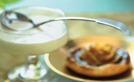 Tartaletas de ciruelas especiadas y manzana caramelizada con crema de Calvados