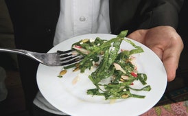 Ensalada de espinacas y rábanos con chiles crujientes y pepitas