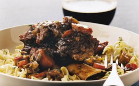 Costillas de res estofadas con stout