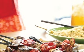 Kebabs de Surf y Turf con Salsa de Cilantro y Limón