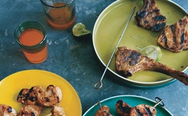 Carne o camarones a la parrilla estilo tandoori
