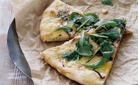 Pizza de Tres Quesos con Cebolla, Salvia y Rúcula