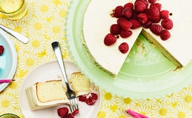 Pastel de vainilla y suero de leche con frambuesas y glaseado de queso crema y naranja