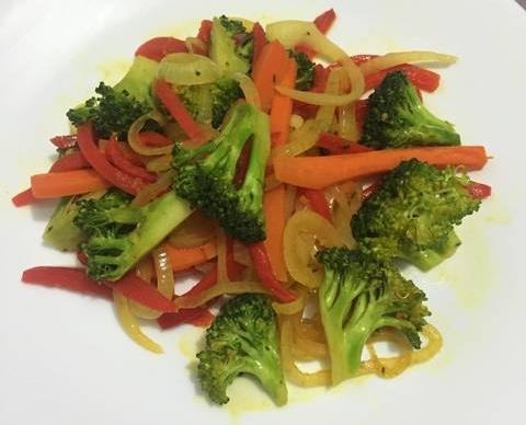 Vegetales salteados con aceite de coco y cúrcuma