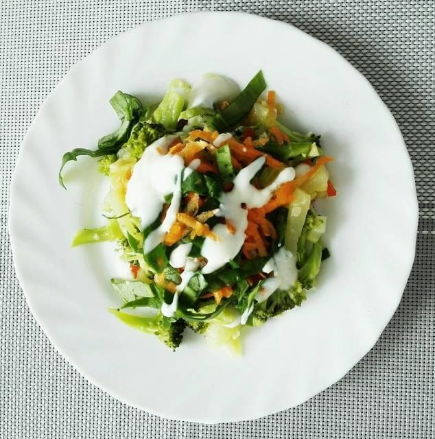 Vegetales salteados con aderezo de limón y jengibre