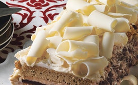 Torta de Chocolate Blanco y Espresso con Praliné de Avellana